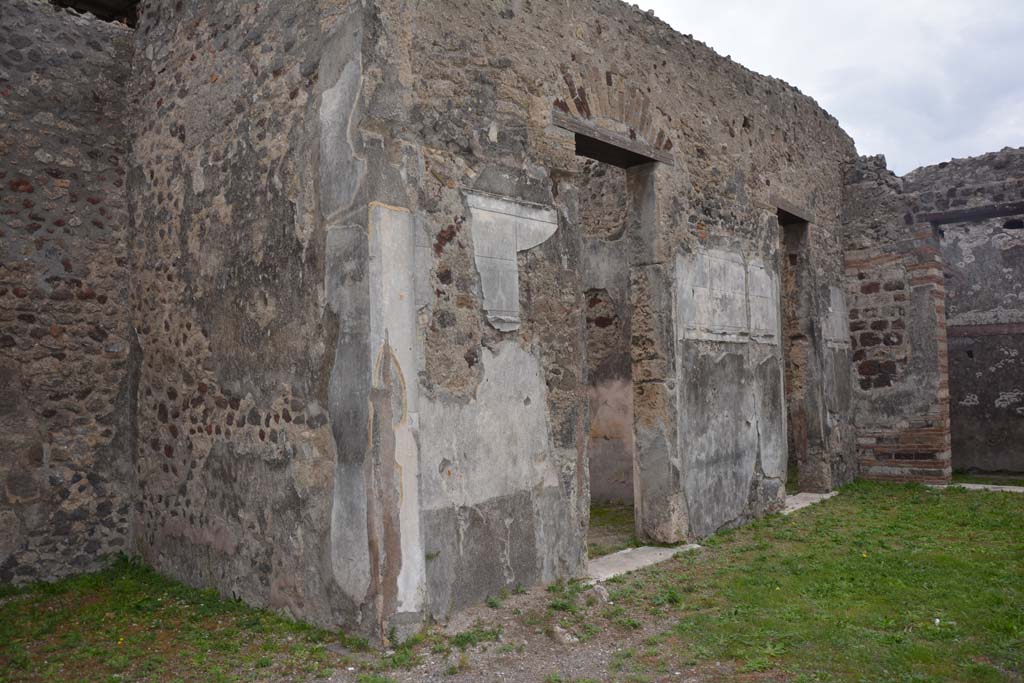 VI.11.10 Pompeii. October 2017. 
Room 32, south wall of east ala, and east wall of atrium with doorways to room 30, in centre, room 26, and 25, on right.
Foto Annette Haug, ERC Grant 681269 DÉCOR