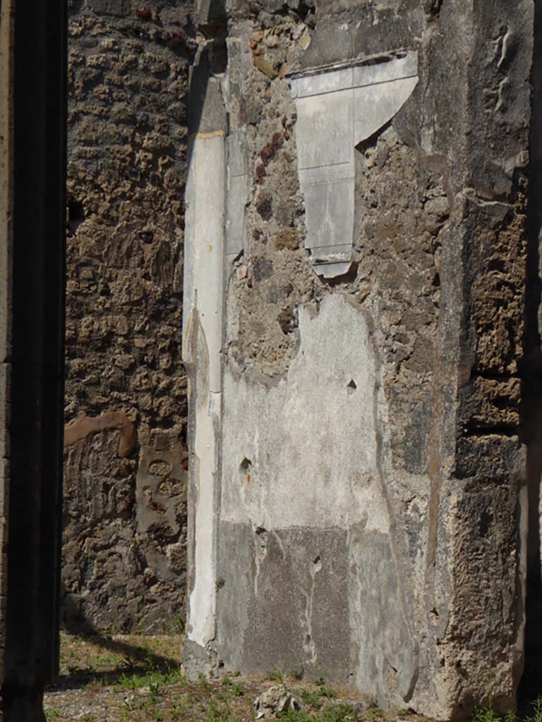 VI.11.10 Pompeii. September 2017. 
East side of atrium with detail of stucco decoration, wall between room 32, on left, room 30, on right.
Foto Annette Haug, ERC Grant 681269 DÉCOR