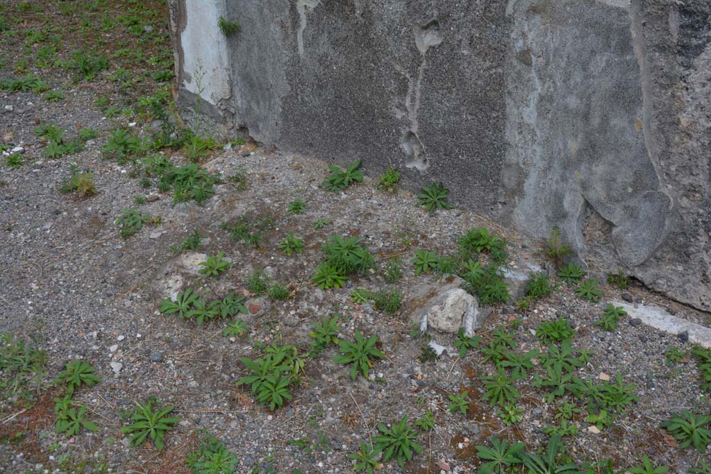 VI.11.10 Pompeii. October 2017. East side of atrium, site of remaining base of strongbox/arca.
Foto Annette Haug, ERC Grant 681269 DÉCOR