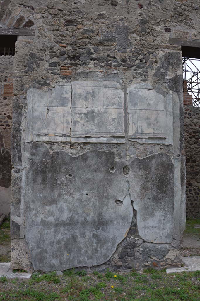 VI.11.10 Pompeii. October 2017.
East wall of atrium, wall decoration between doorways to rooms 30 and 26.
Foto Annette Haug, ERC Grant 681269 DÉCOR