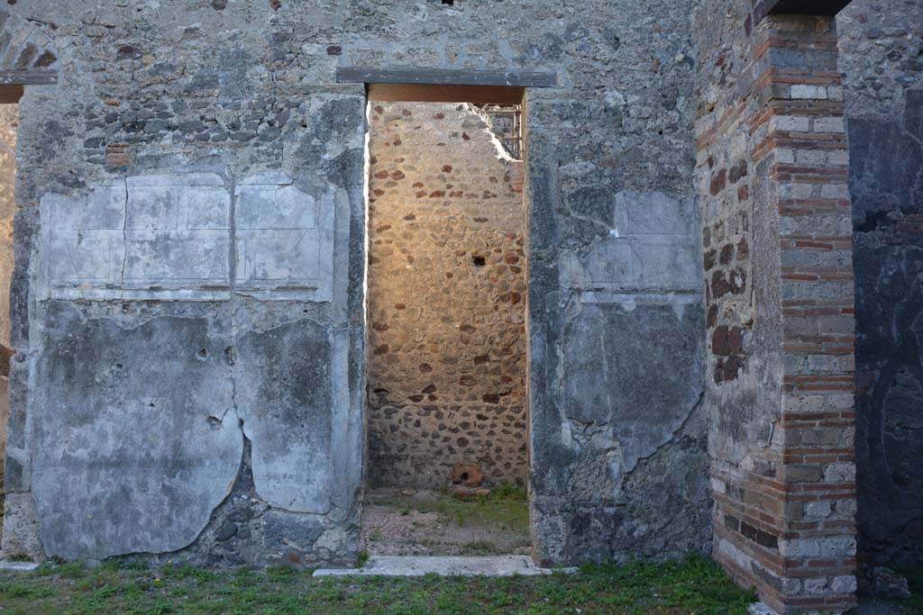 VI.11.10 Pompeii. October 2017. South-east corner of atrium, with doorway to room 26, in centre, and room 25, on right.
Foto Annette Haug, ERC Grant 681269 DÉCOR