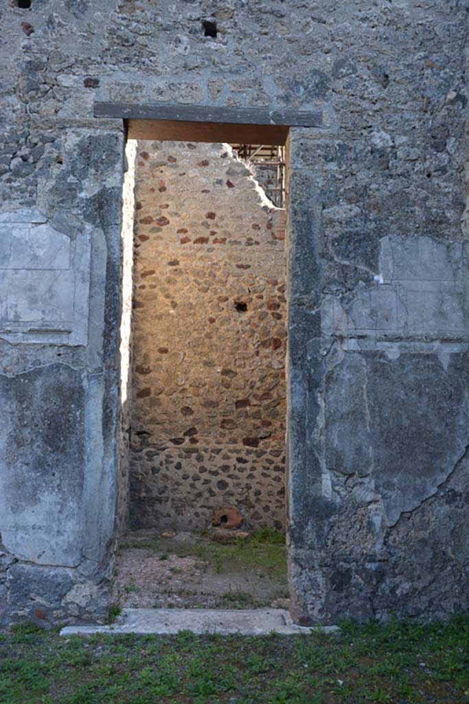 VI.11.10 Pompeii. October 2017. Room 26, doorway in east wall of atrium.
Foto Annette Haug, ERC Grant 681269 DÉCOR
