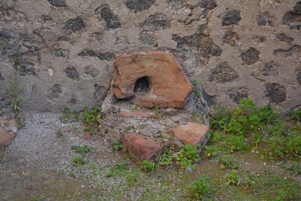 VI.11.10 Pompeii. October 2017. Room 26, terracotta feature near east wall.
Foto Annette Haug, ERC Grant 681269 DÉCOR