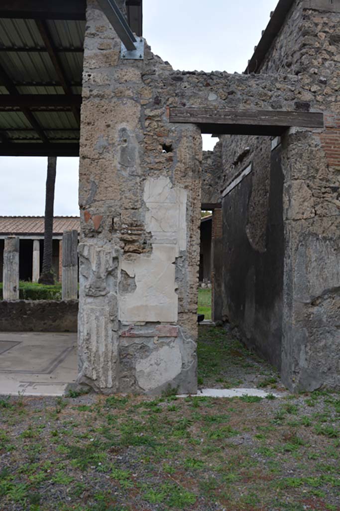 VI.11.10 Pompeii. October 2017. 
North side of atrium 27, with tablinum, on left, and doorway to corridor 34, on right.
Foto Annette Haug, ERC Grant 681269 DÉCOR