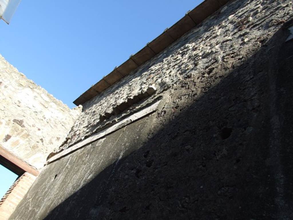 VI.11.10 Pompeii. December 2007. Room 34, east wall of room leading from atrium to peristyle.