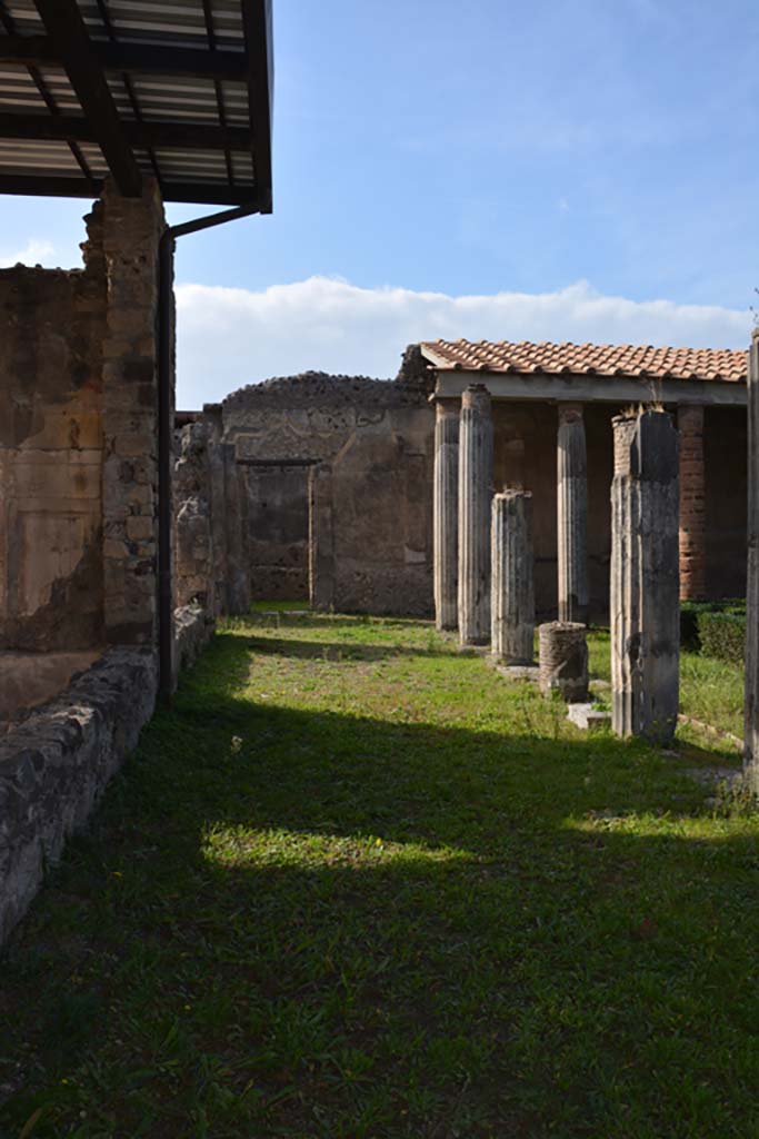 VI.11.10 Pompeii. October 2017. 
Peristyle 36, looking west along south portico, from rear of tablinum 33.
Foto Annette Haug, ERC Grant 681269 DÉCOR