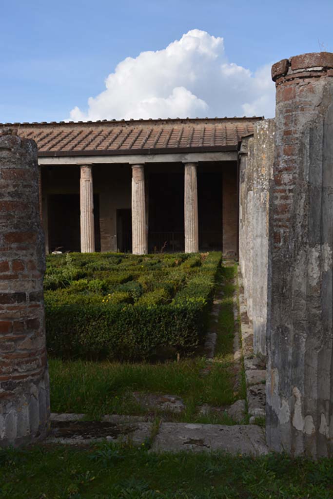 VI.11.10 Pompeii. October 2017. 
Peristyle 36, looking north along gutter along east portico, from south portico.
Foto Annette Haug, ERC Grant 681269 DÉCOR
