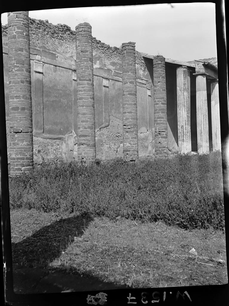 VI.11.10 Pompeii.  W.1537. Looking north along the west portico of the peristyle 36.
Photo by Tatiana Warscher. Photo © Deutsches Archäologisches Institut, Abteilung Rom, Arkiv.