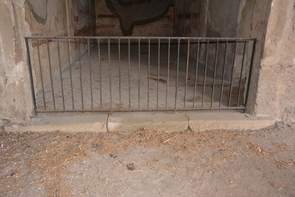 VI.11.10 Pompeii. October 2017. Room 39, doorway threshold from north portico.
Foto Annette Haug, ERC Grant 681269 DÉCOR