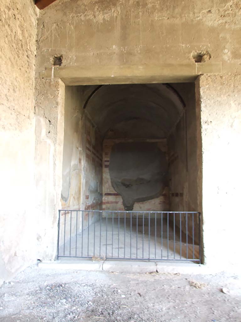 VI.11.10 Pompeii. December 2007. Doorway to room 39.  
Looking north into oecus/triclinium in north-west corner of peristyle 36.