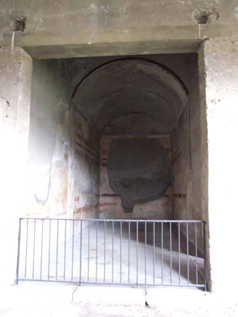 VI.11.10 Pompeii. December 2006. Doorway to room 39.  
Looking north into oecus/triclinium in north-west corner of peristyle 36.