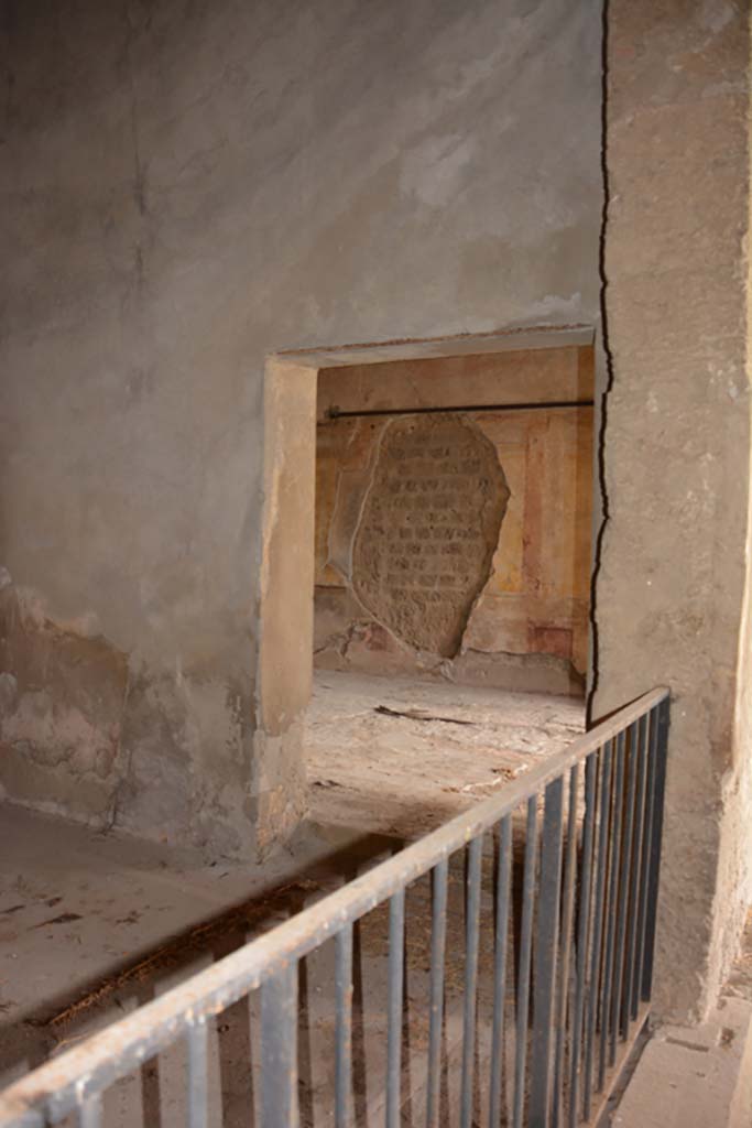 VI.11.10 Pompeii. October 2017. Room 39, east wall at south end, with doorway into room 40.
Foto Annette Haug, ERC Grant 681269 DÉCOR