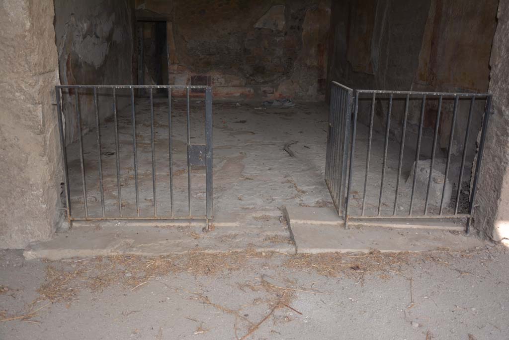 VI.11.10 Pompeii. October 2017. Room 40, doorway threshold from north portico.
Foto Annette Haug, ERC Grant 681269 DÉCOR