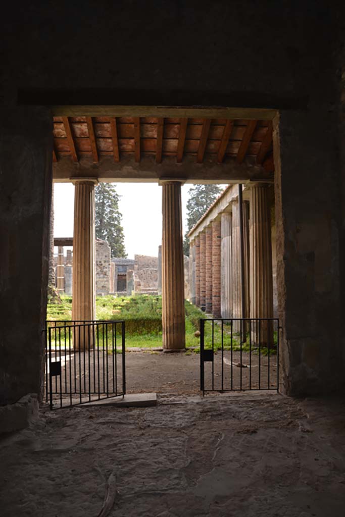 VI.11.10 Pompeii. October 2017. Room 40, looking south through doorway towards north portico.
Foto Annette Haug, ERC Grant 681269 DÉCOR