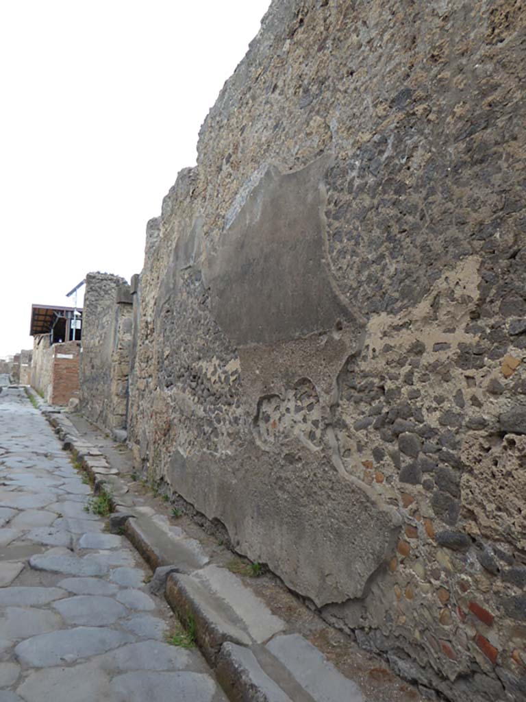 VI.11.10 Pompeii. September 2017. 
Looking west along front facade from entrance doorway, on right, with VI.11.9, entrance doorway, centre left.
Foto Annette Haug, ERC Grant 681269 DÉCOR