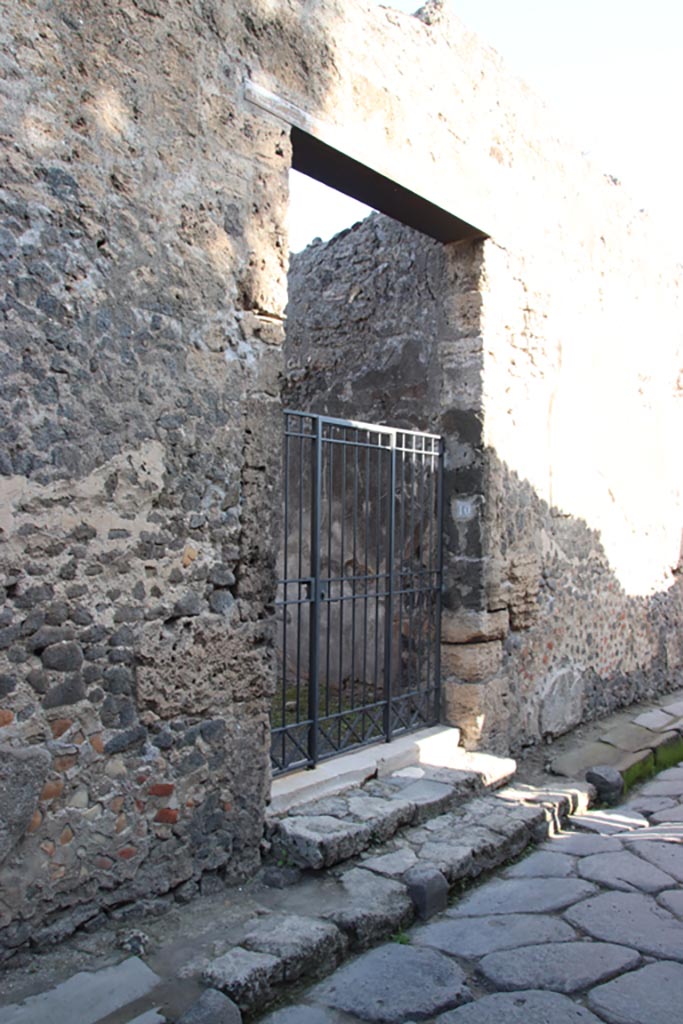VI.11.10 Pompeii. Pompeii. October 2023. 
Looking east to entrance doorway on Vicolo di Mercurio. Photo courtesy of Klaus Heese.