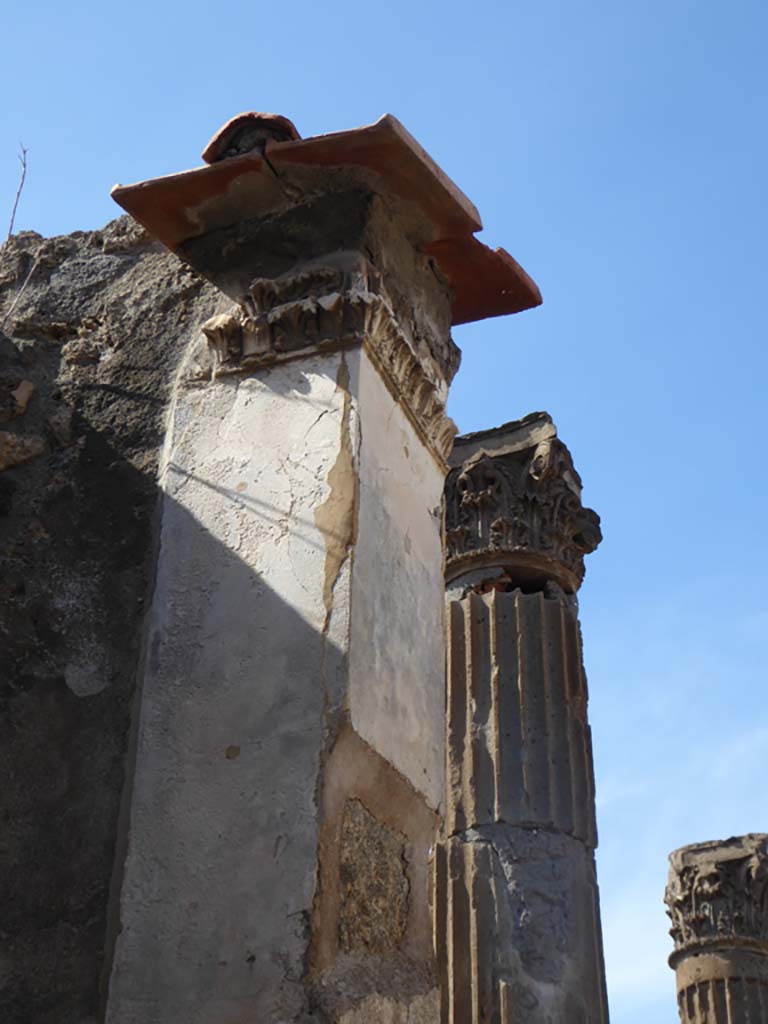VI.11.10 Pompeii. September 2017. 
West side of vestibule, looking north towards detail of stucco capital decoration at entrance to atrium. 
Foto Annette Haug, ERC Grant 681269 DÉCOR