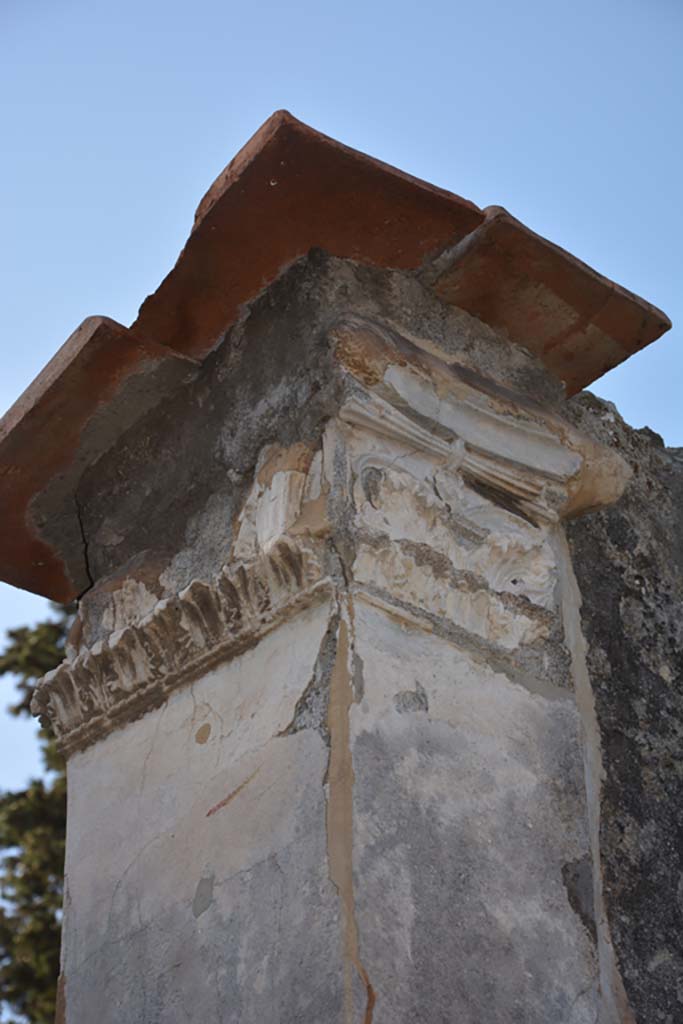 VI.11.10 Pompeii. October 2017. 
West side of vestibule, looking south towards detail of stucco capital decoration.
Foto Annette Haug, ERC Grant 681269 DÉCOR