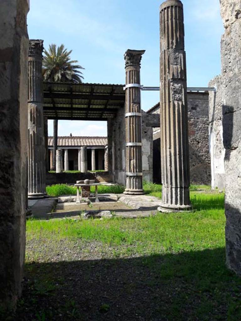 VI.11.10 Pompeii. April 2017. Tetrastyle atrium with Impluvium and marble table.  
Photo courtesy of Dr Paul J. Turner.