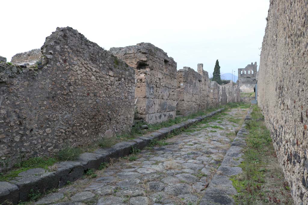 VI.11.11 Pompeii, left of centre. December 2018. 
Looking north along west side of Vicolo del Labirinto between VI.11 and VI.15. Photo courtesy of Aude Durand.