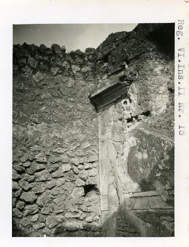 VI.11.18 Pompeii, according to Warsher. Pre-1937-39. Corner of wall in 18, 19 or 20?
Photo courtesy of American Academy in Rome, Photographic Archive. Warsher collection no. 027.
