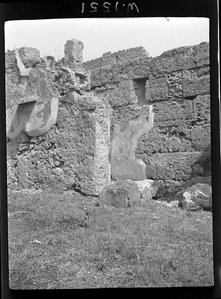 VI.11.12 Pompeii. W1551. East wall of north ala (18).
Looking east towards north-east corner of the north ala (18), with doorway to cubiculum (3) on north side of entrance corridor (1)
On the left can be seen the protected remains of a painting.
According to PPP, in the north ala, on the east wall at the south end, on a white background, had been a painting (38 x 41, of an architectural landscape), now faded.
See Bragantini, de Vos, Badoni, 1983. Pitture e Pavimenti di Pompei, Parte 2. Rome: ICCD. (p.252)
Photo by Tatiana Warscher. Photo © Deutsches Archäologisches Institut, Abteilung Rom, Arkiv.