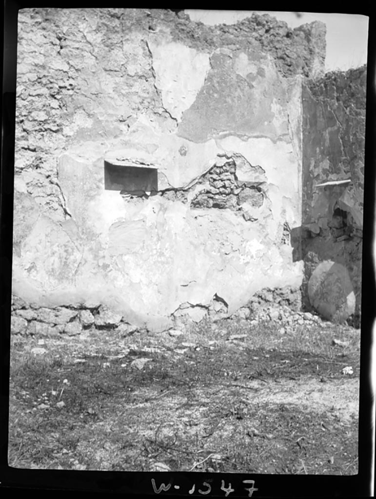 VI.11.12 Pompeii.  W.1547. North wall, looking towards north-east corner of ala (18), or atrium.
According to PPP, found in the centre of the north wall on a white background in ala (18), had been a painting (13 x 13), now faded. 
On the east wall, at the north end on a white background, had been a painted medallion (diam. 22), now illegible.
See Bragantini, de Vos, Badoni, 1983. Pitture e Pavimenti di Pompei, Parte 2. Rome: ICCD. (p.252).
Photo by Tatiana Warscher. Photo © Deutsches Archäologisches Institut, Abteilung Rom, Arkiv. 
According to Avellino –
"This atrium has two large alae, (rooms 17 and 18), one (room 18) is adorned with graceful signinum flooring with designs of white stones, and paintings of scrolls, vases, fruits, and small landscapes. One is mainly observed in the facing wall, which shows a bridge on which are various figures, and one of these was curved in attitude, as it seems, as if to throw a net into the water, nearby we see two boats. The other ala (room 17) was rough, and here you can see a masonry block, where was perhaps the area to store the strong-box for the domestic money.”
See Bullettino Archeologico Napoletano, Anno Primo, 1843, Napoli: Tipografia Tramater, No. IX, 1 Maggio 1843, p.66.