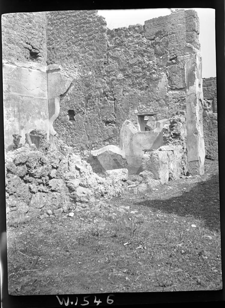 VI.11.12 Pompeii. W.1546. 
Looking north-east towards triclinium (4) with window in east wall, from unroofed walkway leading to garden, 
Photo by Tatiana Warscher. Photo © Deutsches Archäologisches Institut, Abteilung Rom, Arkiv.