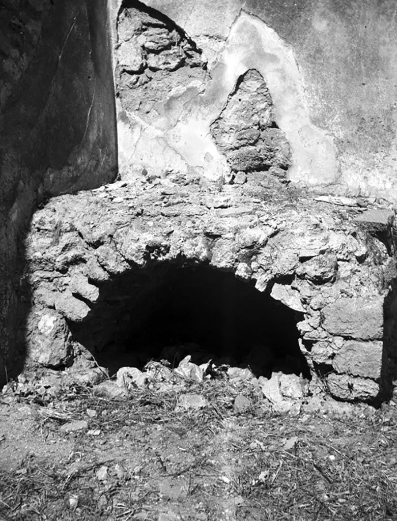 VI.11.14 Pompeii. W1504. Hearth in kitchen.
Photo by Tatiana Warscher. Photo © Deutsches Archäologisches Institut, Abteilung Rom, Arkiv.