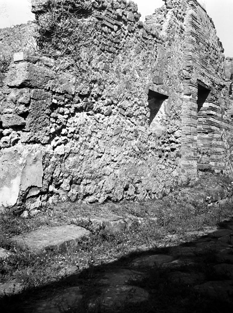 VI.11.17-18 Pompeii. W.1499. Street façade on north side of entrance doorway (on left), with window.
The doorway to the steps to the upper floor at VI.11.18 can be seen (on the right).
Photo by Tatiana Warscher. Photo © Deutsches Archäologisches Institut, Abteilung Rom, Arkiv.