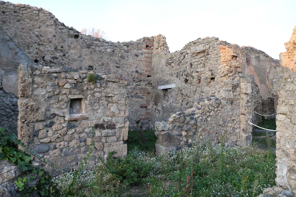 VI.11.17 Pompeii. December 2018. 
Looking north from peristyle area towards doorway to room (2’) on north side of entrance doorway, in centre, with entrance doorway, on right. 
Photo courtesy of Aude Durand.
.