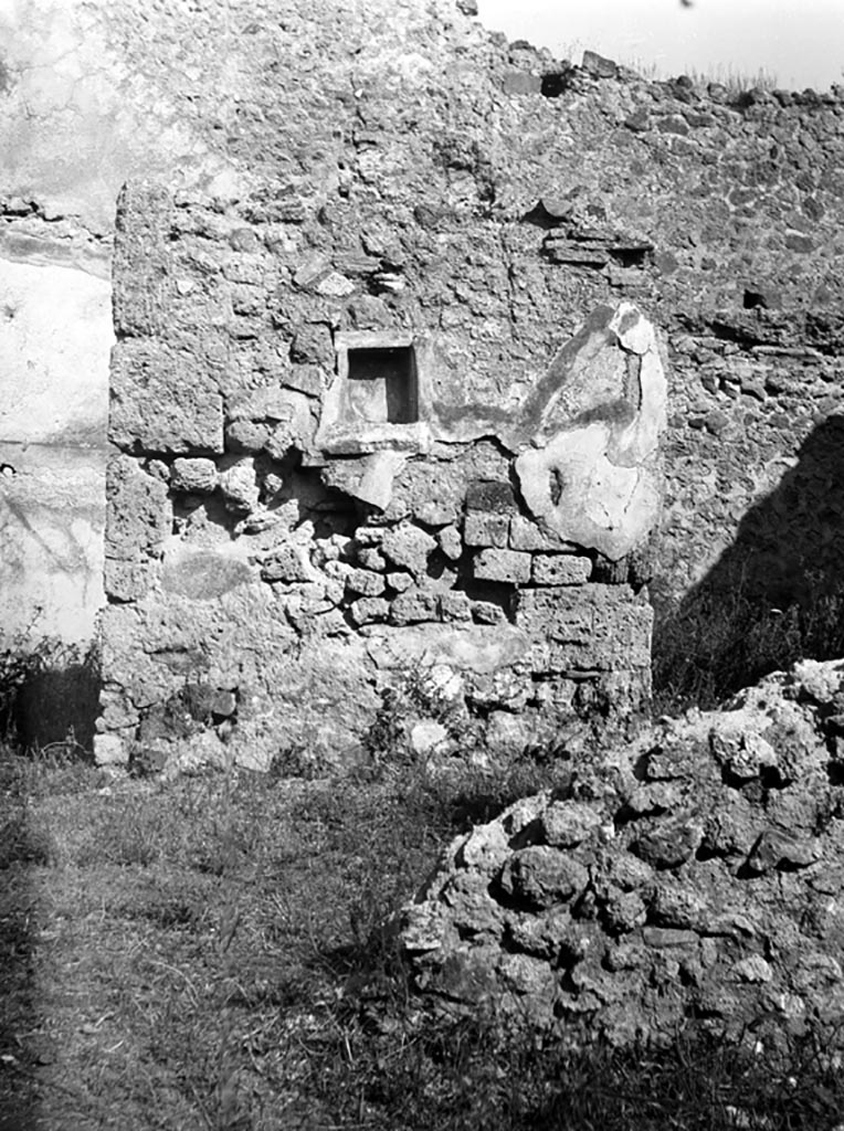 VI.11.4-17 Pompeii. W1494. 
Looking north from peristyle area to interior wall with niche, between doorways to two rooms.
Room (4’) on left, room (2’), on right.
Photo by Tatiana Warscher. Photo © Deutsches Archäologisches Institut, Abteilung Rom, Arkiv.
