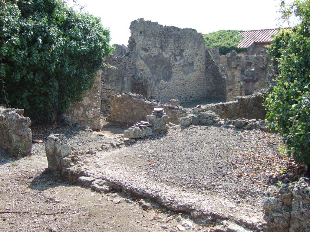 VI.11.17 Pompeii. September 2005. 
Looking south-west across tablinum (7’), towards corridor (8) leading to VI.11.4 in centre, and room (9), on left.