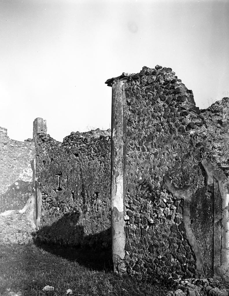 VI.11.4-17 Pompeii. W1491. Wall and column. Photo by Tatiana Warscher. 
Photo © Deutsches Archäologisches Institut, Abteilung Rom, Arkiv.