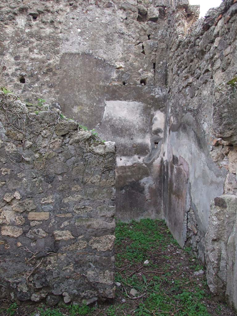 VI.11.19 Pompeii. December 2007. Doorway in south wall of middle room (9), leading into another small room, room (8).