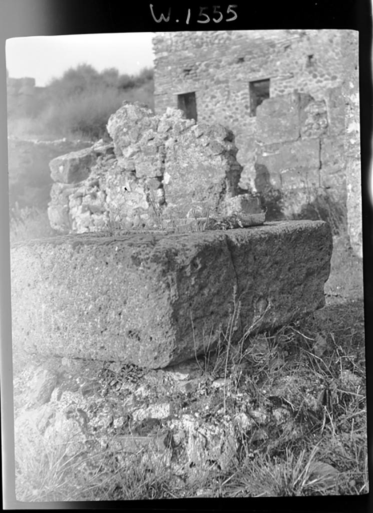 VI.11.19 Pompeii. W.1555. Cistern mouth in atrium (2). 
Looking towards the north-east  corner of VI.15, and walls of VI.15.19/20.
Photo by Tatiana Warscher. Photo © Deutsches Archäologisches Institut, Abteilung Rom, Arkiv.
