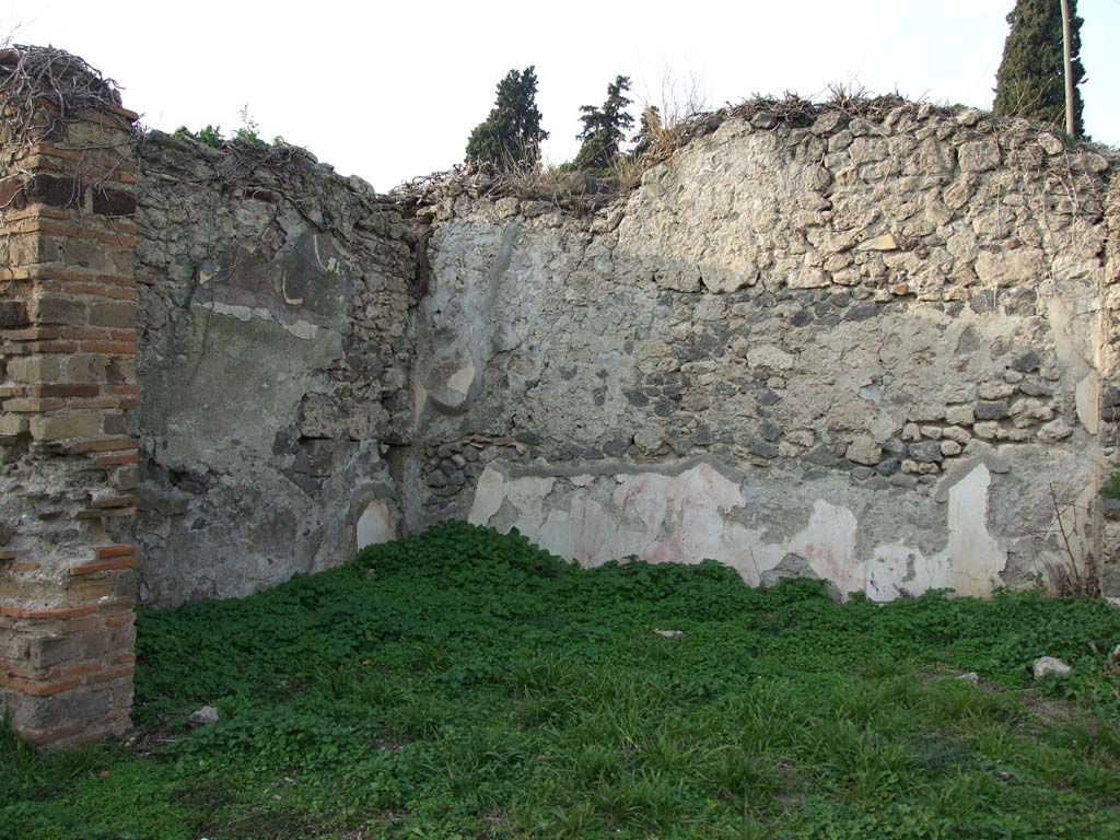 VI.11.19 Pompeii. December 2007. Triclinium (6) in north-west corner.  
Looking towards west wall, on left, and north wall, on right, with remains of painted plaster.