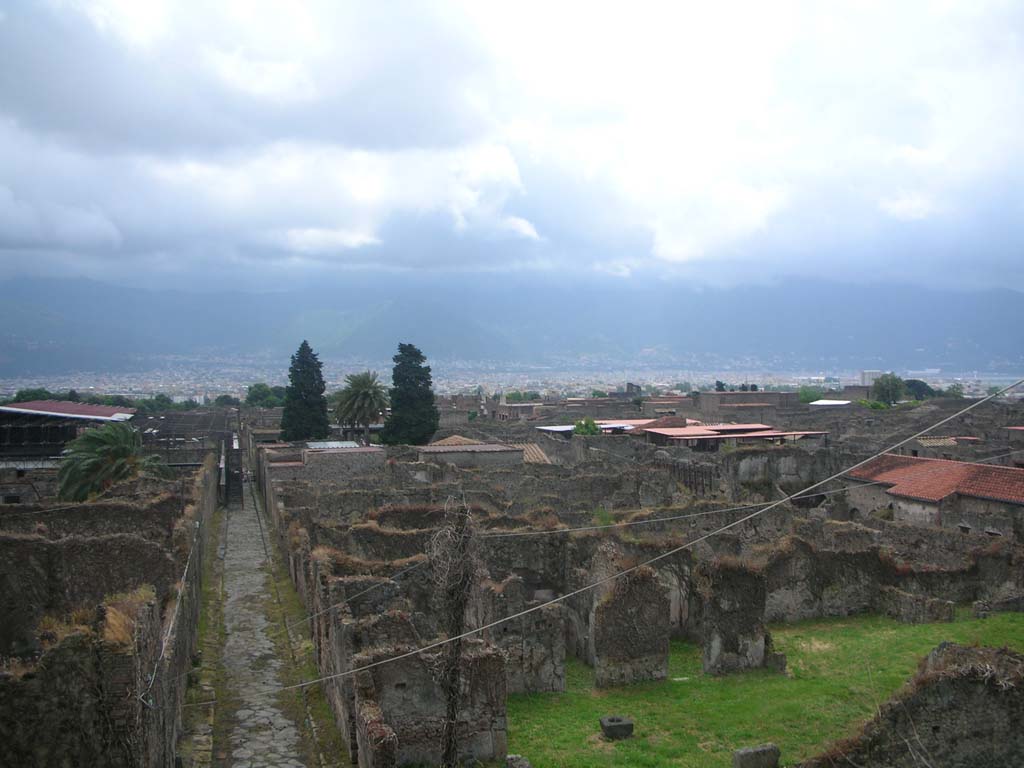 VI.11.19-20 Pompeii, lower right. May 2010. Looking south along Vicolo del Labirinto from Tower X.
Looking south-west from Tower X into atrium and rooms on south side. Photo courtesy of Ivo van der Graaff.