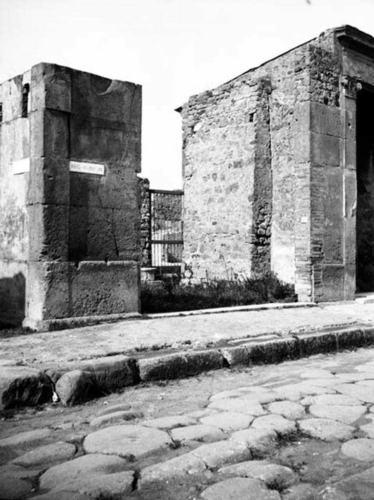 VI.12.1 Pompeii. W.1118. Façade on Via della Fortuna. 
Photo by Tatiana Warscher. Photo © Deutsches Archäologisches Institut, Abteilung Rom, Arkiv. 
Rome, whose copyright it remains. 
See http://arachne.uni-koeln.de/item/marbilderbestand/231353