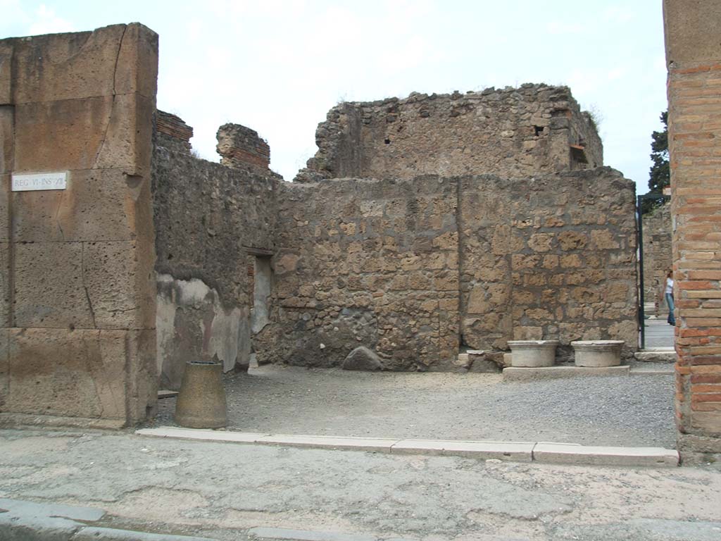 VI.12.1 Pompeii. May 2005. North wall of shop.