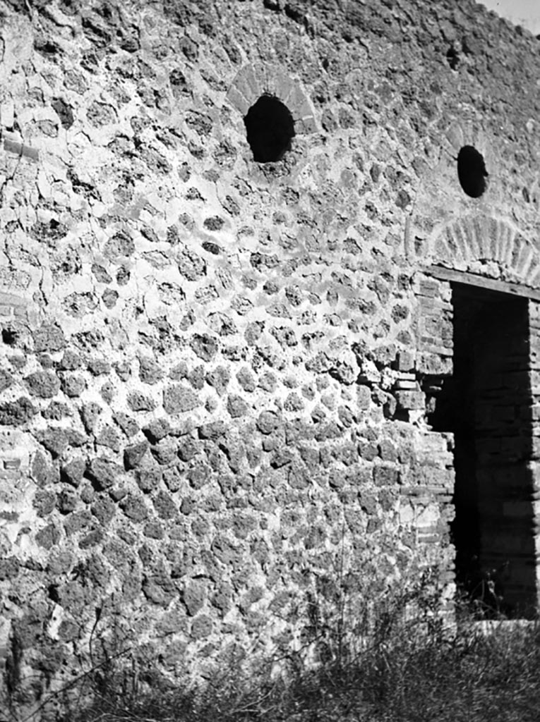 VI.12.2 Pompeii. W.1150. Doorway to corner room in north-east corner of second or rear peristyle.
Photo by Tatiana Warscher. Photo © Deutsches Archäologisches Institut, Abteilung Rom, Arkiv.