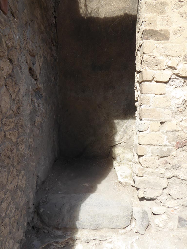 VI.12.2 Pompeii. September 2015. Doorway to small room with steps to upper floor, looking north.
Foto Annette Haug, ERC Grant 681269 DÉCOR.