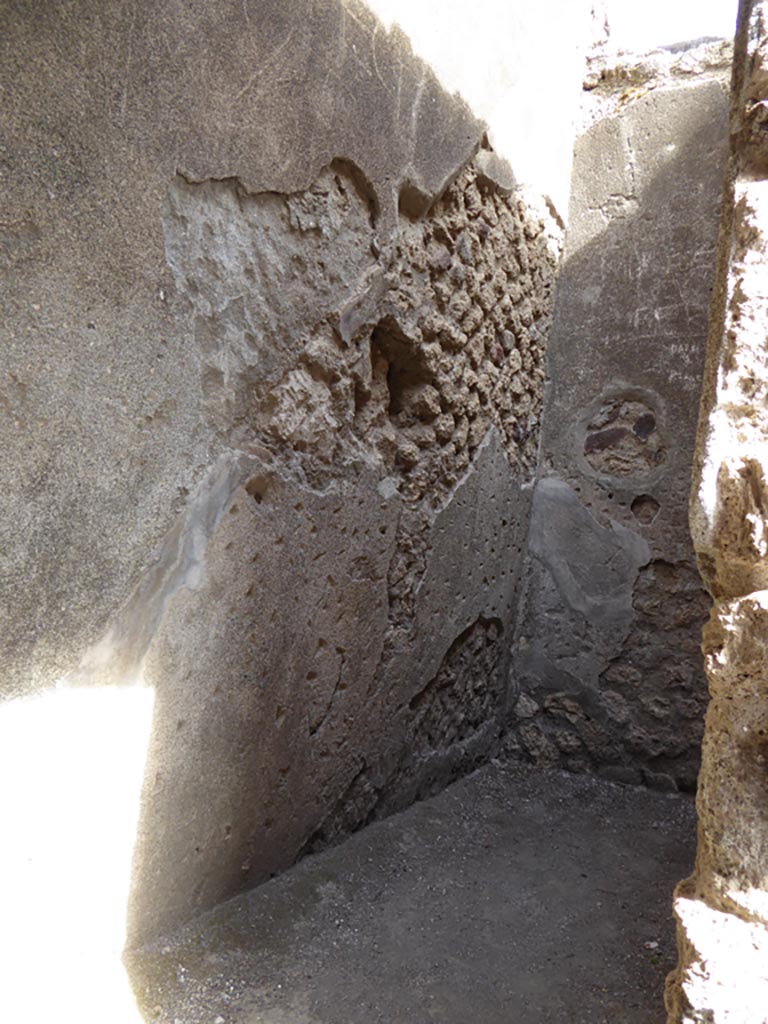 VI.12.2 Pompeii. September 2015. 
Looking east in small room, with remains of imprint of stairs to upper floor in plaster on north wall.
Foto Annette Haug, ERC Grant 681269 DÉCOR.