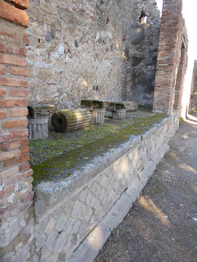 VI.12.2 Pompeii. January 2017. Looking east along north wall of rear peristyle. 
Foto Annette Haug, ERC Grant 681269 DÉCOR.