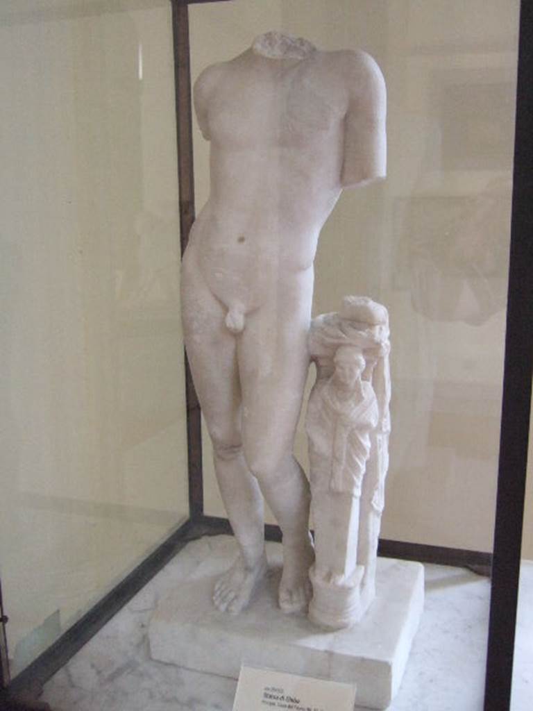 VI.12.2 Pompeii. Marble statue,found 14th June 1832 in centre of garden. Now in Naples Archaeological Museum. Inventory number 264923.
See Pagano, M. and Prisciandaro, R., 2006. Studio sulle provenienze degli oggetti rinvenuti negli scavi borbonici del regno di Napoli. Naples : Nicola Longobardi. (p.146)  PAH II, 254
