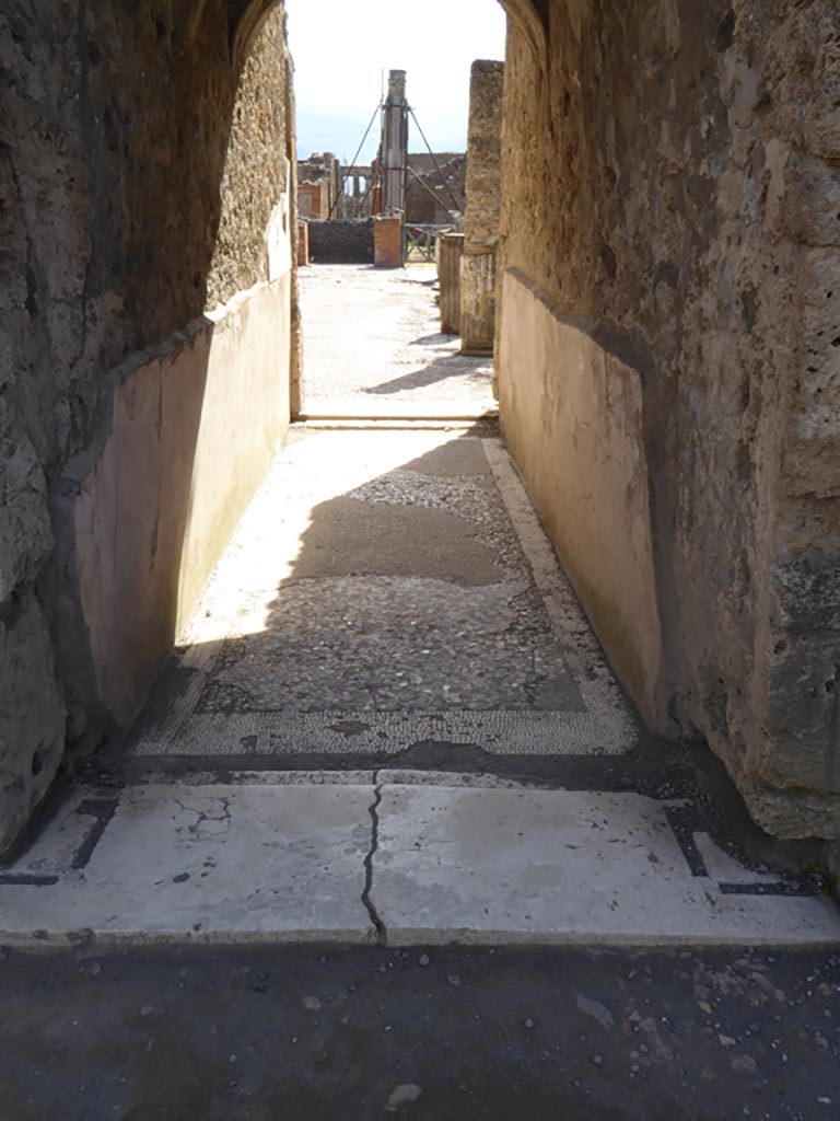 VI.12.2 Pompeii. September 2015. 
Corridor, on east side of oecus/triclinium, looking south to middle (first) peristyle.
Foto Annette Haug, ERC Grant 681269 DÉCOR