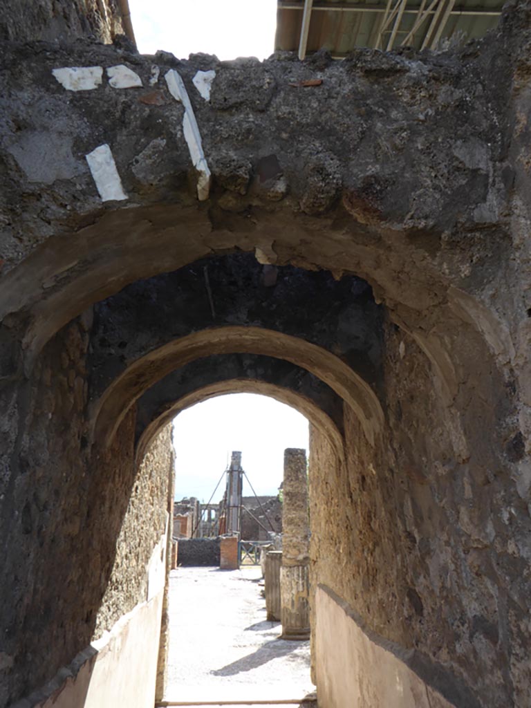 VI.12.2 Pompeii. September 2015. 
Upper corridor, on east side of oecus/triclinium, looking south to middle peristyle.
Foto Annette Haug, ERC Grant 681269 DÉCOR.