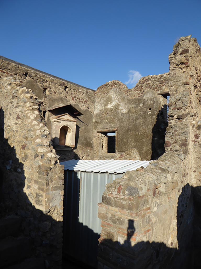 VI.12.2 Pompeii. January 2017. Doorway into kitchen, on east side of corridor leading to rear peristyle. 
Foto Annette Haug, ERC Grant 681269 DÉCOR.