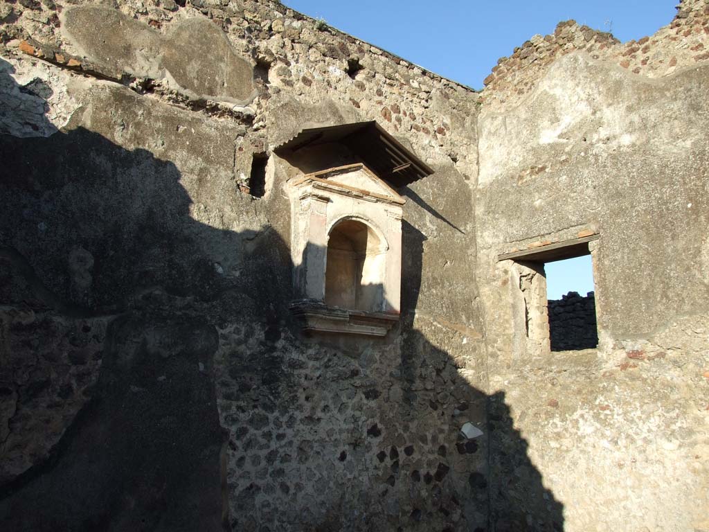 VI.12.2 Pompeii. December 2006. Looking towards north-east corner of kitchen, the first room at the north end of the corridor.
North wall of kitchen with arched aedicula niche, on east side of first peristyle. 
(PPM – room 24)