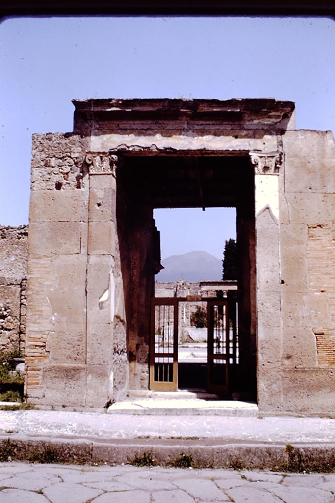 VI.12.2 Pompeii. 1964. Looking north to entrance doorway. Photo by Stanley A. Jashemski.
Source: The Wilhelmina and Stanley A. Jashemski archive in the University of Maryland Library, Special Collections (See collection page) and made available under the Creative Commons Attribution-Non-Commercial License v.4. See Licence and use details.
J64f1087